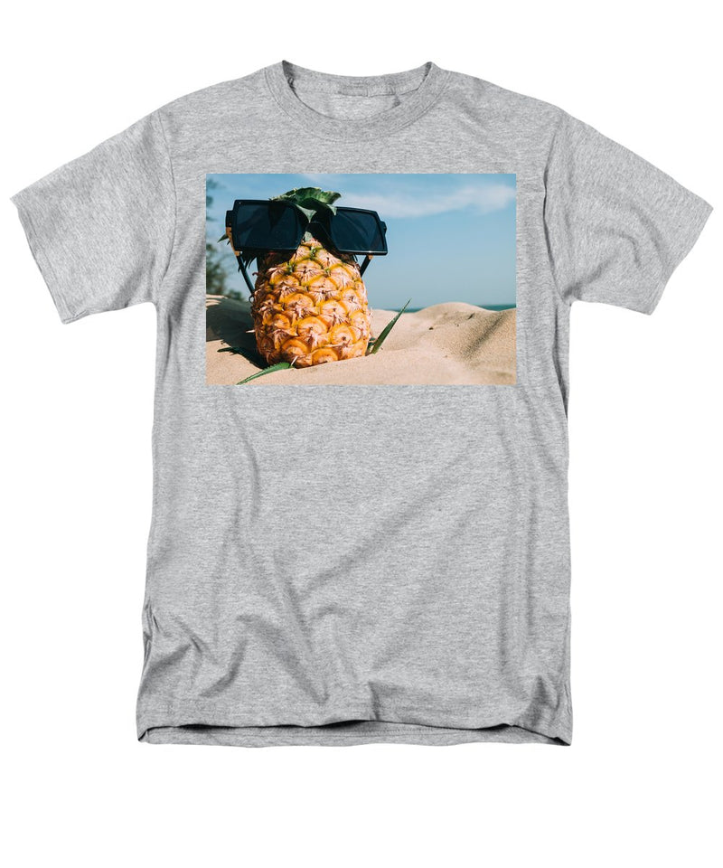 Sunglasses on Pineapple - Men's T-Shirt  (Regular Fit)